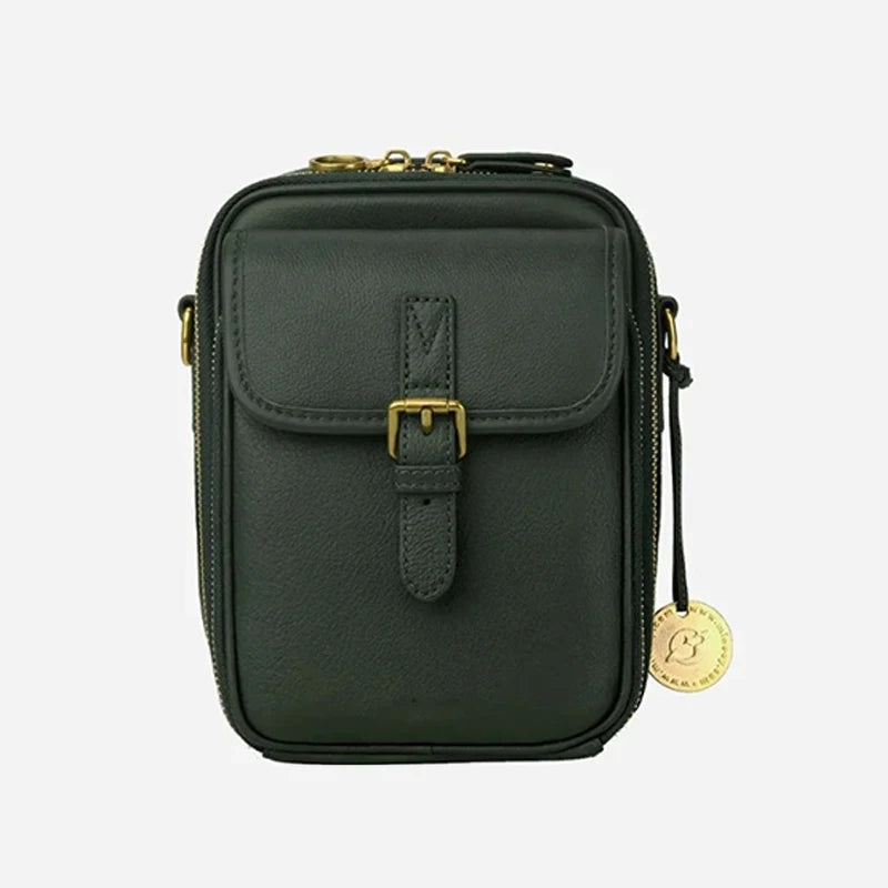 Bolsa Transversal Compacta Feminina com Detalhe de Fivela